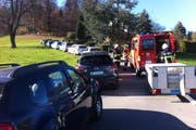 Die Feuerwehr musste sich ihren Weg durch die Autos suchen. (Bild: Leserbild / Jean-Philippe Cremona)
