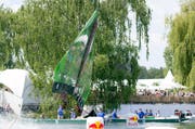 Das Team "Harnass" aus Willerzell / Schwyz startet mit seinem Fluggeraet "Kief-air" beim Red Bull Flugtag. (Bild: KEYSTONE/PATRICK B. KRAEMER)
