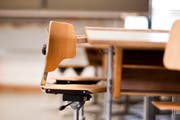 Wer darf den Platz am Schülerpult im Gymnasium einnehmen? Eine neue Prüfung soll dies klären. (Bild: Keystone / Gaetan Bally (Archiv))