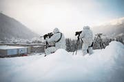 Am WEF herrschen höchste Sicherheitsvorkehrungen. Auf dem Bild sind Polizisten zu sehen, die sich auf dem Dach des Kongresszentrums in Davos in Stellung bringen. (Bild: Gian Ehrenzeller/Keystone (Davos, 15. Januar 2017))