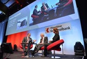 Moderatorin Michèle Schönbächler interviewt CEO Bruno Thürig (links) und Bankratspräsident Heini Portmann. (Bild: pd)