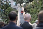Bei der Einweihung waren Sponsoren, die Nidwaldner Regierung, Vertreter des Bürgenstock Resorts und des Nivea-Förderpreises dabei. (Bild: KEYSTONE/Urs Flüeler)