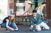 Anwohner beim Saubermachen im Schanzenviertel. (Bild: Alexander Becher/EPA (Hamburg, 9. Juli 2017))
