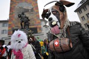 Die wilden Rocker kommen: Mit ihren Harleytöffs machen sie die Gotthardstrasse kurzerhand zur Route 66. (Bild: Urs Hanhart)