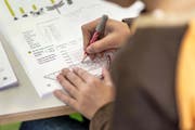 Kinder und Jugendliche sollen vermehrt für naturwissenschaftliche, technische und mathematische Themen sowie für die Informatik begeistert werden. Doch vielerorts fehlt das Geld. (Bild: Keystone/Christian Beutler)