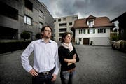 Das Montessori Kinderhaus beim Moosbachhof in Zug. Auf dem Bild zu sehen sind Markus und Simone Fehlmann (Schulleitung) vor dem Primarschulgebaeude. (Bild: Pius Amrein / Neue ZZ)