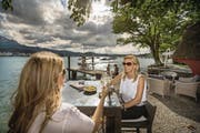 Die Sunset Bar beim Hotel Seeburg in Luzern ist prädestiniert für einen Feierabend-Drink bei Sonnenuntergang. (Bild: Pius Amrein (Luzern, 12. Juli 2017))
