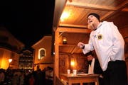 Plöder in Brunnen. Hier wird gerade eine Episode erzählt. (Bild Laura Vercellone/Neue SZ)