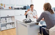Olympia-Arzt Patrik Noack berät eine Patientin im Medbase-Medical-Center in Abtwil. (Bild: PD)