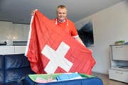Fussballfan Markus («Mäggi») Imhof packt den Koffer und freut sich schon auf spannende Spiele an der EM in Frankreich. (Bild Urs Hanhart)