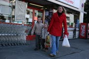 Anwohnerin Esther Purtschert hat soeben mit ihren Kindern im Marktplatz-Laden eingekauft. (Bild Nadia Schärli/Neue LZ)