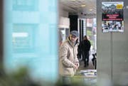 Es hat nicht gereicht: Der Tessiner Politologe Nenad Stojanovic beim Unterschriften sammeln. (Bild: Pablo Gianinazzi/Keystone (Lugano, 4. März 2017))