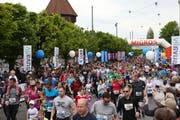 Läufer starten zum Luzerner Stadtlauf auf der Bahnhofstrasse im vergangenen Jahr. (Bild: Philipp Schmidli)