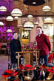 Jiayin und Lukas Achermann-Liu im Restaurant Jialu.Bild: Nadia Schärli (Luzern, 21. November 2016)