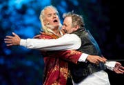 Musikalisch heldenhaftes Zusammentreffen: Andrea Zogg als Tell (rechts) und Albrecht Hirche als Wagner im Stück «Tell trifft Wagner». (Bild: Keystone/Sigi Tischler)