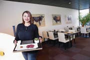 «Toro Toro Steak & Burger»-Chefin Jenny Büttel präsentiert die Spezialität des Hauses. (Bild: Werner Schelbert (24. April 2017))