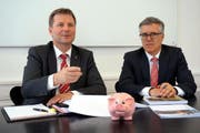 Regierungrat Marcel Schwerzmann (links) und Hansjörg Kaufmann, Leiter Dienststelle Finanzen, präsentierten am Mittwoch die Jahresrechnung 2013. Der Geldabfluss war mit 45,7 Millionen Franken um 18,3 Millionen Franken grösser als veranschlagt. (Bild: PD)