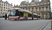 Der VBL-Bus auf der Place de Terraux in Lyon. (Bild: Videostill TCL SYTRAL)