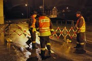 Die Feuerwehr riegelt die Grosssteinstrasse ab. (Bild: Geri Holdener/Bote der Urschweiz)