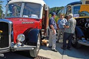 Saurer-Fahrzeuge ziehen nach wie vor viele Interessierte an – so wie hier am 30. Saurer-Treffen auf dem Campus Sursee in Oberkirch. (Bild Nadia Schärli)