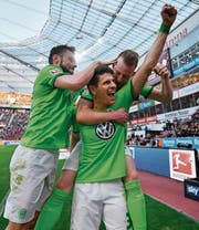 Wolfsburger «Lebensversicherung»: Mario Gomez (vorne). (Bild: Martin Meissner/AP (Leverkusen, 2. April 2017))