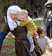 Familie Balmer aus Zürich alias «Bellenz 1478» verbringt das Wochenende auf dem Obergütsch. (Bild: Nadia Schärli)
