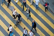 Alltäglich, aber nicht erlaubt: ein Velofahrer, der über den Fussgängerstreifen fährt, anstatt sein Velo zu schieben - aufgenommen am Donnerstagnachmittag beim Bahnhof Luzern. (Bild: Pius Amrein / Neue LZ)