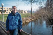 Berufsfischer Thomas Hofer ist enttäuscht über das Ja zur Revitalisierung der Sure. (Bild: Boris Bürgisser (Oberkirch, 6. Februar 2018))
