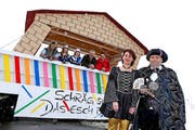 Von links: Charly, Laura, Rahel, Beat und Sebastian sowie das Zunftpaar Thomas und Monika. (Bild: Philipp Schmidli /Neue LZ)