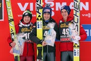 Das Podest in Engelberg vom Wettkampf am Samstag: (v.l.n.r.) Kamil Stoch (2.), Andreas Kofler (1.) und Gregor Schlierenzauer (3.). (Bild: Philipp Schmidli//Neue LZ)
