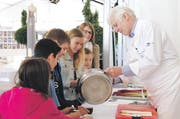 Schüler kochten mit Stefan Meier vom Zuger Gasthaus Rathauskeller eine Spargelcrème-Suppe, hier beim Servieren. (Bild: PD)