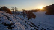 Ein verschneiter Sonnenaufgang am 8. November beim Aussichtspunkt Chrüzhubel im Eigenthal: (Bild: Leserbild Martin Ineichen)
