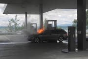 Das Auto fing an einer Tankstelle in Freienbach Feuer. (Bild: Kantonspolizei Schwyz)