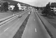 Die erste Schweizer Autobahn auf dem Abschnitt im Süden der Gemeinde Kriens. Das Bild entstand 1956, ein Jahr nach der Eröffnung der Strecke. (Bild: Keystone)