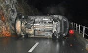 Das Unfallauto blieb auf der Bürgenstockstrasse auf der Seite liegen. (Bild: Kapo Nidwalden (Stansstad, 7. Februar 2018))