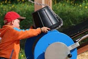 Ein Jung testet die Spielstation «Holzweg» auf dem neuen Energiespielplatz in Entlebuch. (Bild: pd)