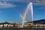 Damit internationale Firmen wegen der Unternehmenssteuerreform III nicht ins Ausland abwandern, will der Kanton Genf schon mal prophylaktisch an der Steuerschraube drehen. Im Bild: die Stadt Genf. (Bild: Keystone/Salvatore di Nolfi)