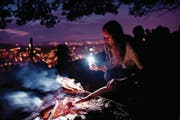 Junge machen Party und legen Grillgut auf den Rost – das ist der Sommertrend in diesem Jahr. (Bild: Ennio Leanza/Keystone (St. Gallen, 1. August 2012))