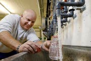Brunnenmeister Erich Duss schickt das frisch aufbereitete Wasser regelmässig zur Kontrolle ins Amt für Verbraucherschutz. (Bild: Stefan Kaiser / Neue ZZ)