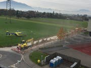 Der Arbeiter wurde mit einen Helikopter der Alpine Air Ambulance ins Spital geflogen. (Bild: Leserbild Anita Iten)