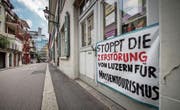 Mit Plakaten und einer Petition wehren sich Anwohner gegen den Abriss des roten Gebäudes hinten links. (Bild: Pius Amrein (Luzern, 13. Juli 2017))