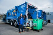 Real-Direktor Martin Zumstein bedient ein neues Sammelfahrzeug, das ab 2013 auf den Strassen in der Agglomeration Luzern unterwegs ist. (Bild: Roger Grütter / Neue LZ)