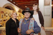 Angy Burri mit Enkelinnen Melanie (links) und Jil an der Ausstellungseröffnung.