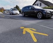 In Blickensdorf (hier an der Ecke Gewerbestrasse/Blickensdorferstrasse) sind bereits Massnahmen zur Sicherheit der Fussgänger getroffen worden. Es braucht mehr, finden die Interpellanten. (Bild: Werner Schelbert (25. Oktober 2017))