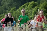 Die Läufer haben noch Kraft zum Lächeln und geniessen die Route des Sempacherseelaufs. (Bild: Pius Amrein / Neue LZ)