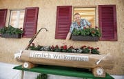 Oben: Ruedi Schnider und die Sportschützen Schüpfheim mögen es blumig. Unten links: Pascal Brun legt bei der Ämmeruugger-Hütte Hand an. Unten rechts: Andreas Theiler (links) und Ruedi Rey beim Siloballen-Tenn. (Bilder Corinne Glanzmann)