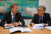 Finanzdirektor Marcel Schwerzmann (l.) und Hansjörg Kaufmann, Leiter Dienststelle Finanzen, an der Medienkonferenz. (Bild: PD)