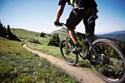 Für manche Wanderer gelten Mountainbiker als Ärgernis. Doch für den Tourismus sind sie auch ein Wirtschaftsfaktor. (Bild: Getty)