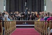 Jung, konzentriert, harmonisch: die Jugendmusik Inwil bei ihrem Auftritt in der Kirche St. Stefan in Sempach. (Bild: Pius Amrein / Neue LZ)
