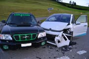 Diese beiden Wagen sind beim Abbiegen ineinander gefahren. (Bild: Luzerner Polizei)